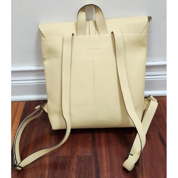 GAG BACKPACK PERA Leather Creamy lemon hue — elegant and versatile - Picture 4 of 16